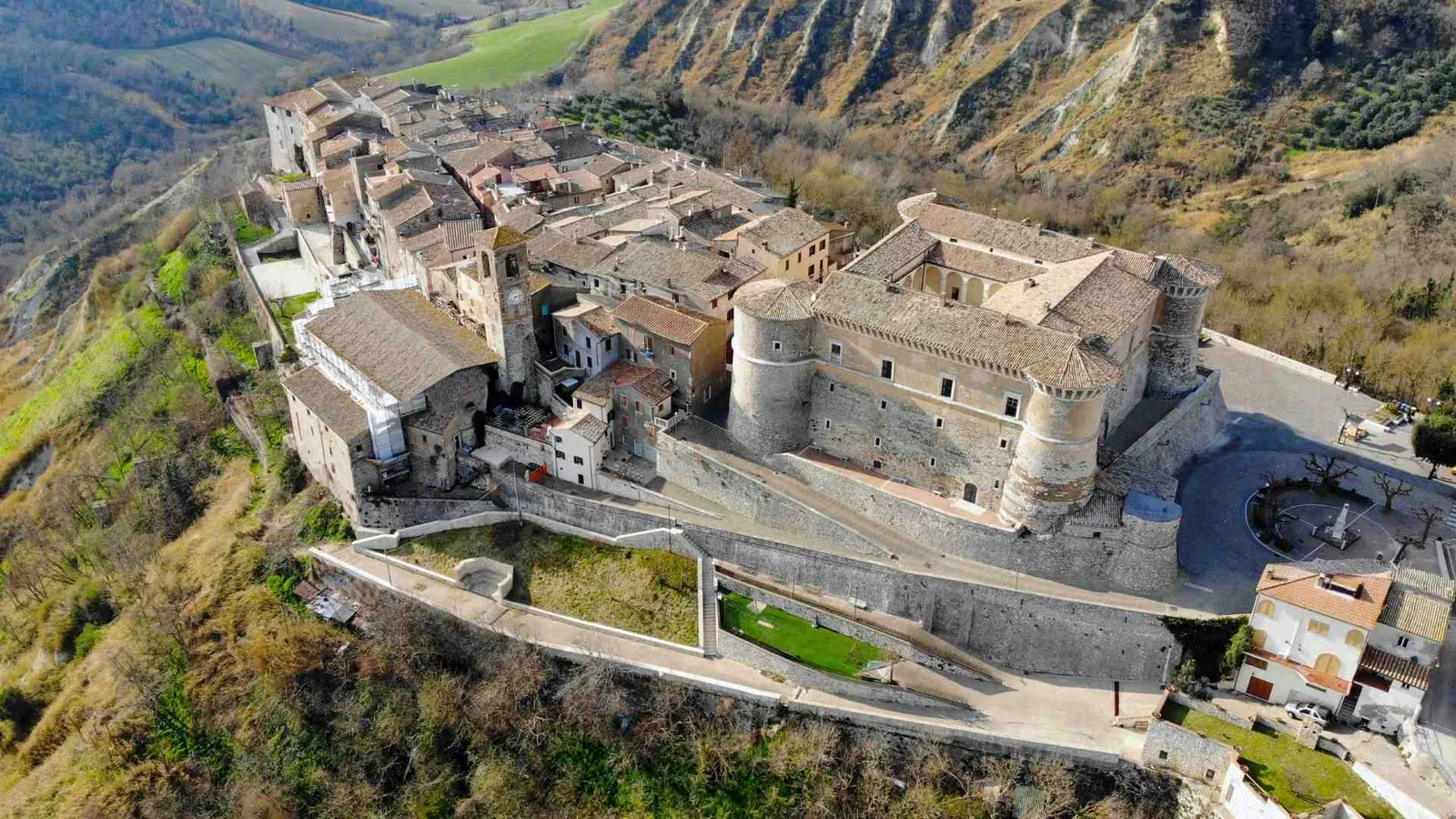 Veduta aerea del borgo e del castello di Alviano sul ciglio dei calanchi